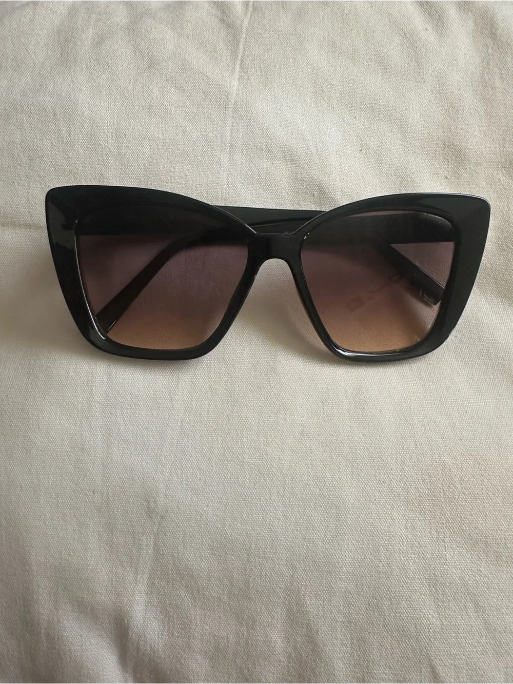 O by Oscar de la Renta Riley Sunglasses - Black Oversized Cat Eye - New No Tags